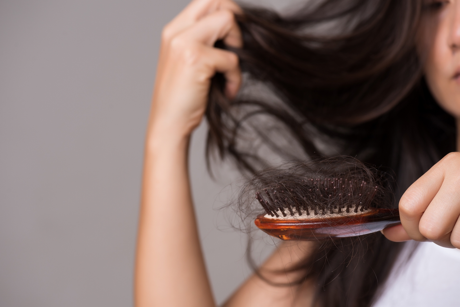 秋に抜け毛が多くなるのはどうして 大島椿ヘアケアシリーズ