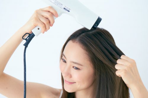 ツヤツヤのストレートヘアを 夜までうねらずキープする方法は 大島椿ヘアケアシリーズ