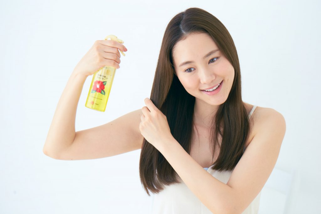 ツヤツヤのストレートヘアを 夜までうねらずキープする方法は 大島椿ヘアケアシリーズ